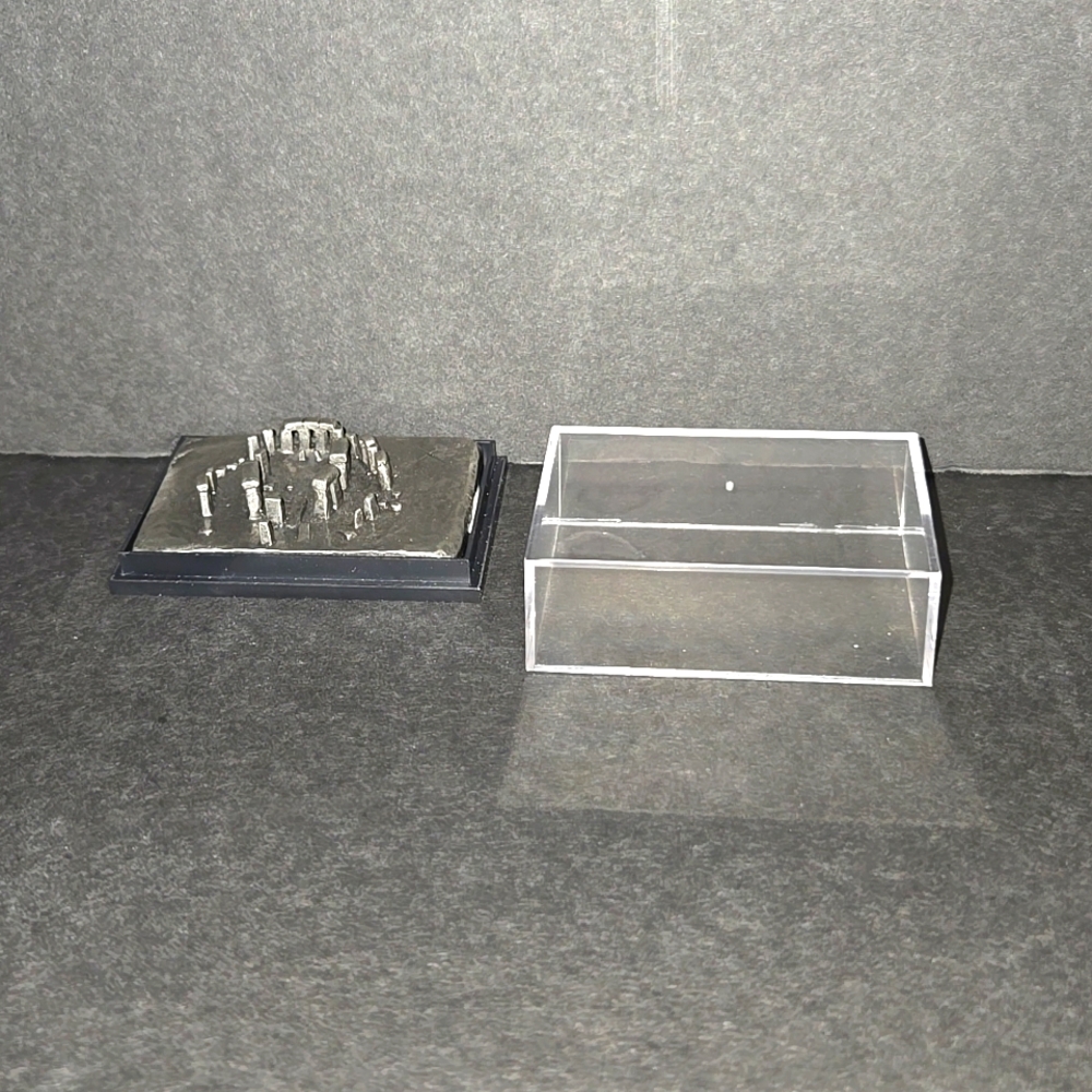 c NEW VTG PEWTER STONEHENGE MINI MODEL ENGLISH HERITAGE IN CLEAR ACRYLIC DISPLAY